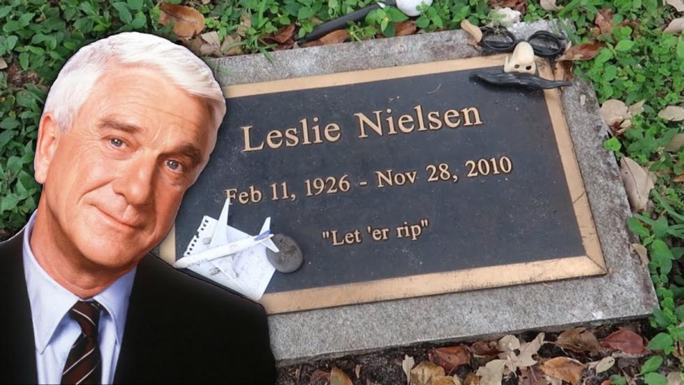 Leslie Nielsen még a sírkövén is poénkodik