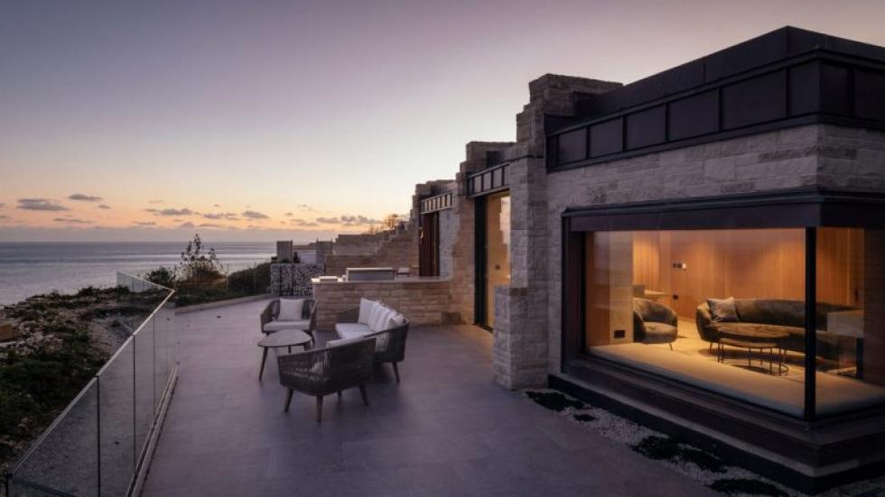 Helyi kőből épült falak választják el a luxus rezidencia La Manche-csatornára néző teraszait