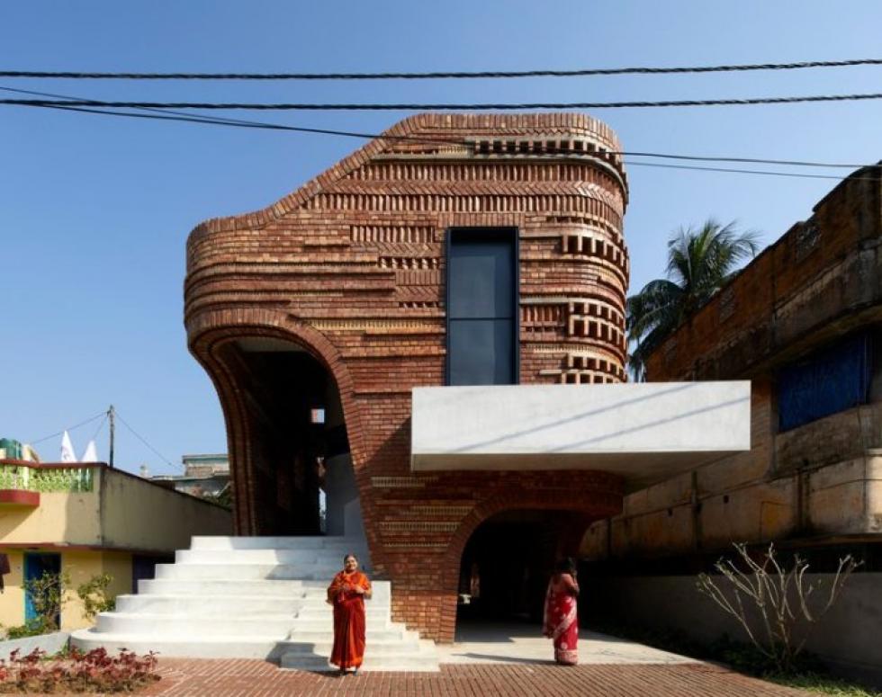 A bengáli templomok organikus formái és mintái ihlették az indiai otthont