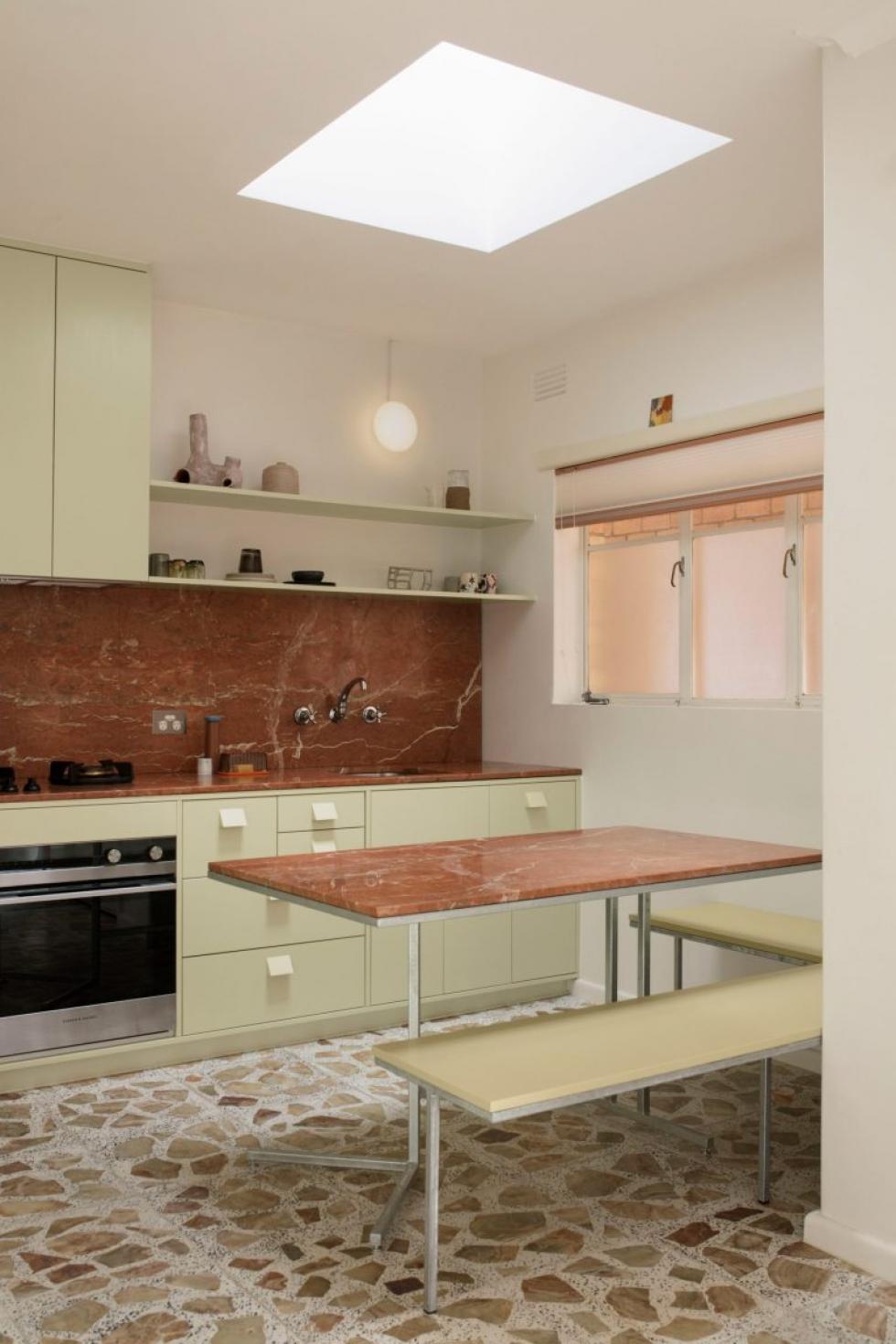 Pisztácia-zöld konyhával korszerűsítették a 60-as évekbeli melbourne-i lakást