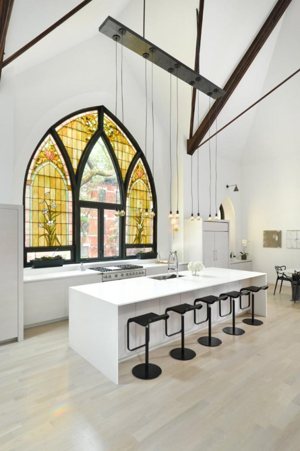 Építészeti inspiráció: kápolnából lett napfénnyel teli minimalista otthon