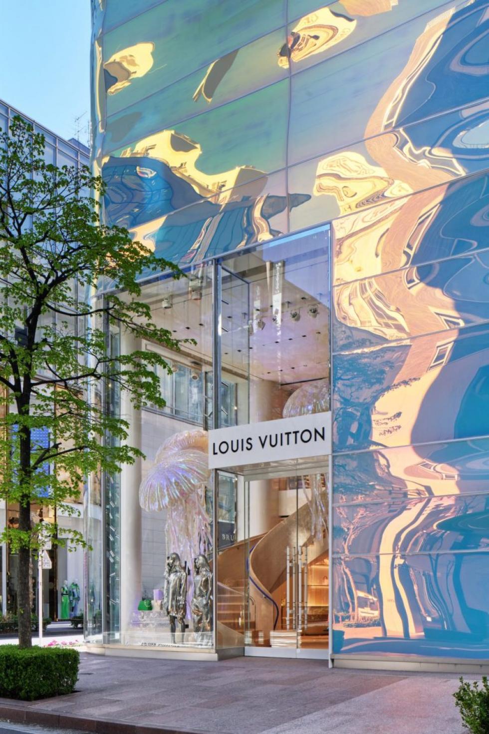 “Költői, mégis játékos” gyöngyházfényű homlokzatba burkolták a Louis Vuitton új tokiói üzletét