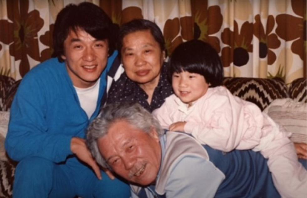 Kém és ópiumcsempész szülők gyermekeként született Jackie Chan