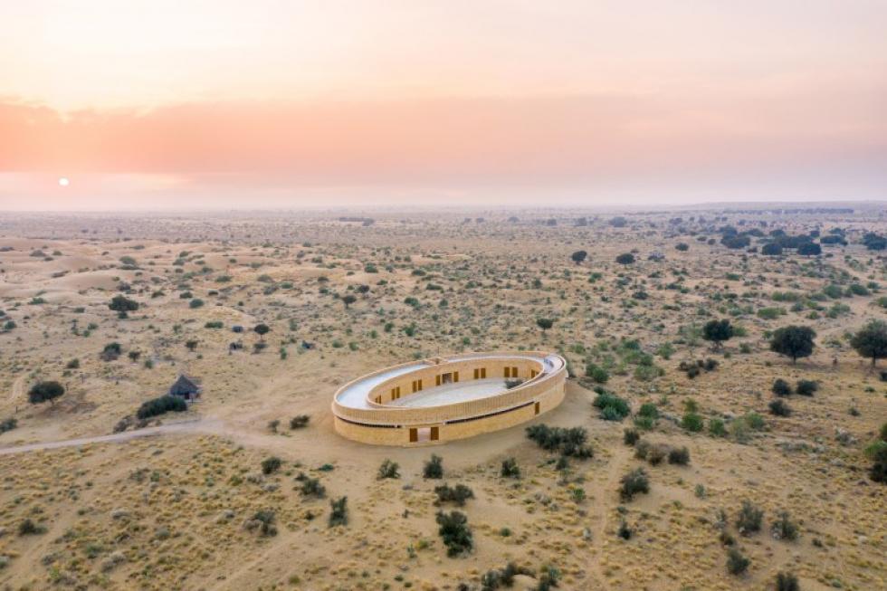 A Diana Kellogg Architects egy ovális iskolát hozott létre az indiai Thar-sivatagban