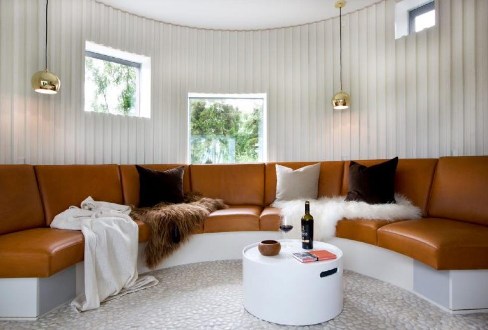 Skandináv luxus; sárgaréz részletek díszítik a semleges szín-és anyagpalettájú belső tereket