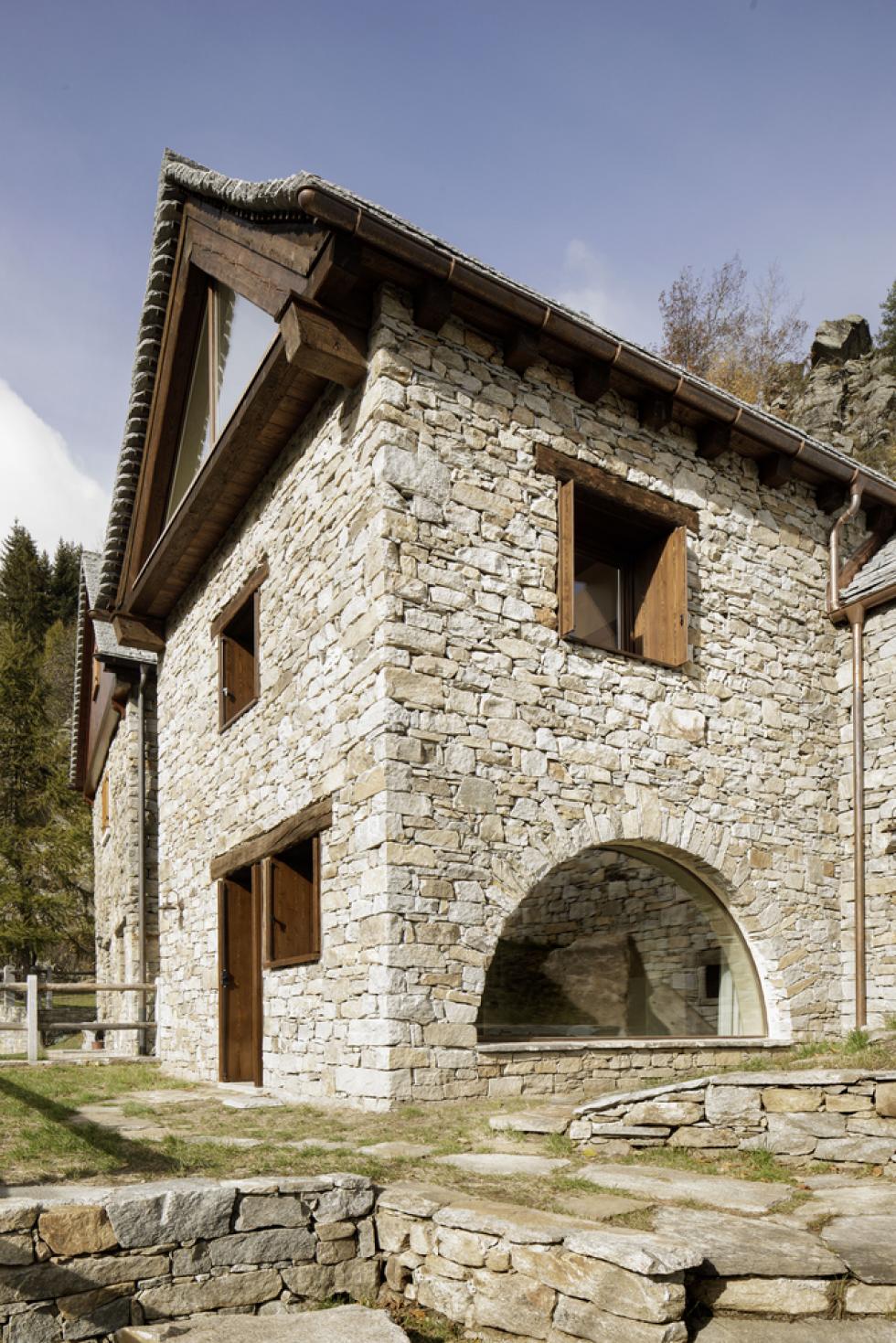 Modern-rusztikus rezidencia egy régi olaszországi kőépület romjaiból