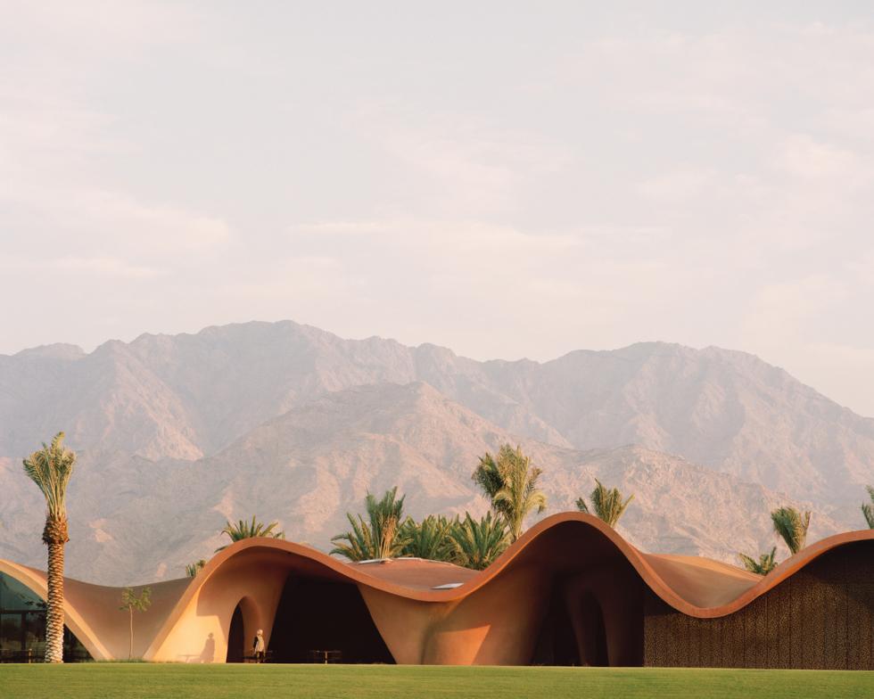 A népies építészet, és a környék hegysége inspirálta az Oppenheim golfakadémiáját Jordániában