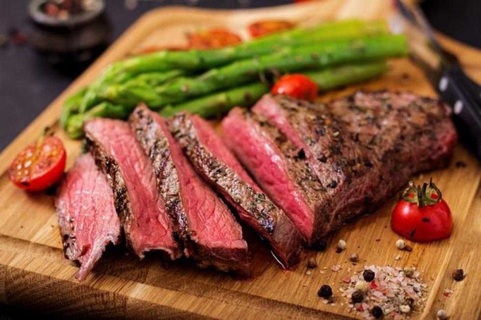 Miért ehető a steak félig nyersen, míg a hamburger hús nem?