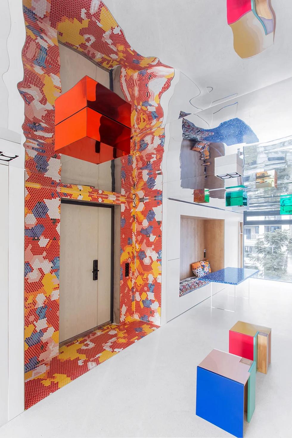 Egyedi belsőépítészet: színes mozaikcsempék és tükrös mennyezet dobja fel a modern kínai lakást