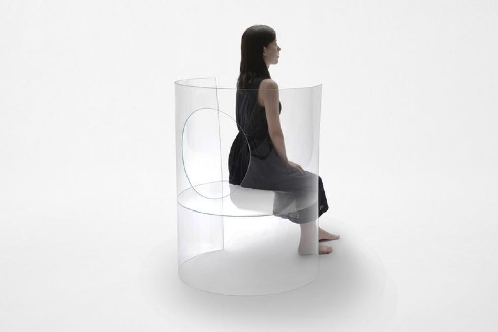 A Nendo átlátszó minimalista átalakítással kiadja a Dior ikonikus Medallion székét