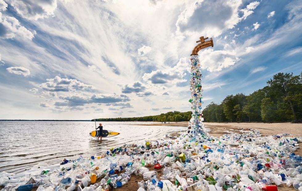 Elvont művészeti alkotás, mely a globális műanyagválságra hívja fel a figyelmet