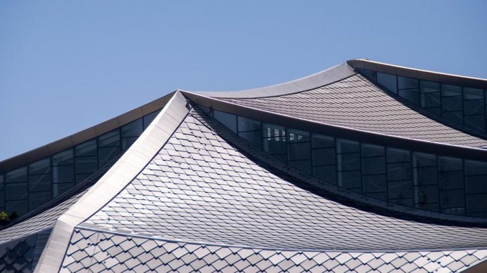 A Google “Dragonscale” napelemes tetőpanelekkel fedi le az új épületeit