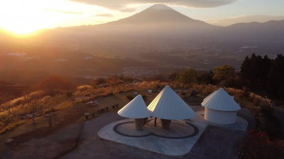 Kengo Kuma esernyő alakú művészi mellékhelyiségei a Fuji hegy tipológiáját imitálják