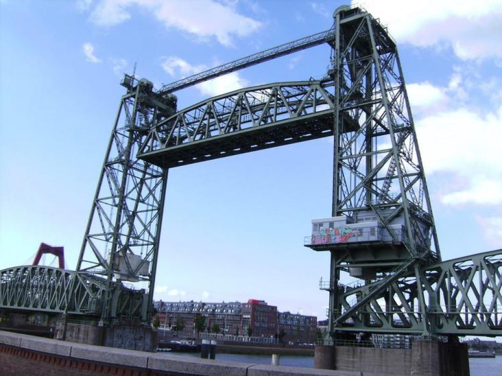 Jeff Bezos lebontat egy műemlék-hidat Rotterdamban, hogy átférjen alatta az új szuperjachtja - a helyiek esküt tettek, hogy megdobálják tojással