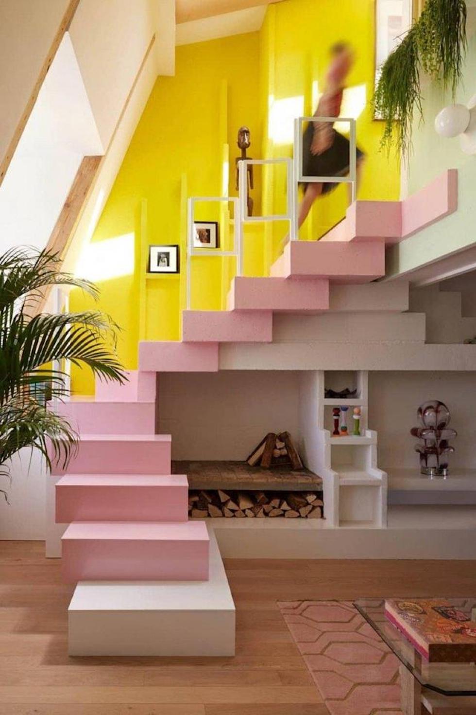 Rózsaszín lépcsőfeljáró teremt játékos hangulatot a 17. századi párizsi lakásban
