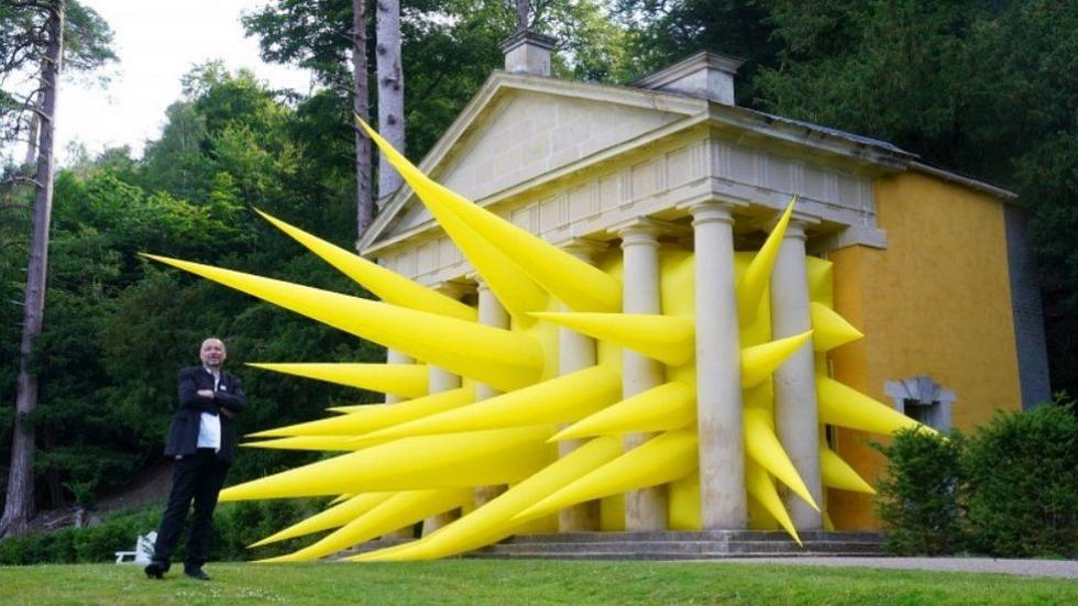 Steve Messam architecturális alkotásai: színes tüskék robbannak ki egy grúz templomból