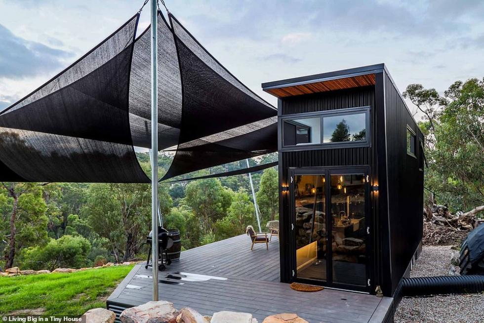Ausztrál pár egy stílusos DIY aprócska mobil otthont épített, mindössze 3 hónap alatt