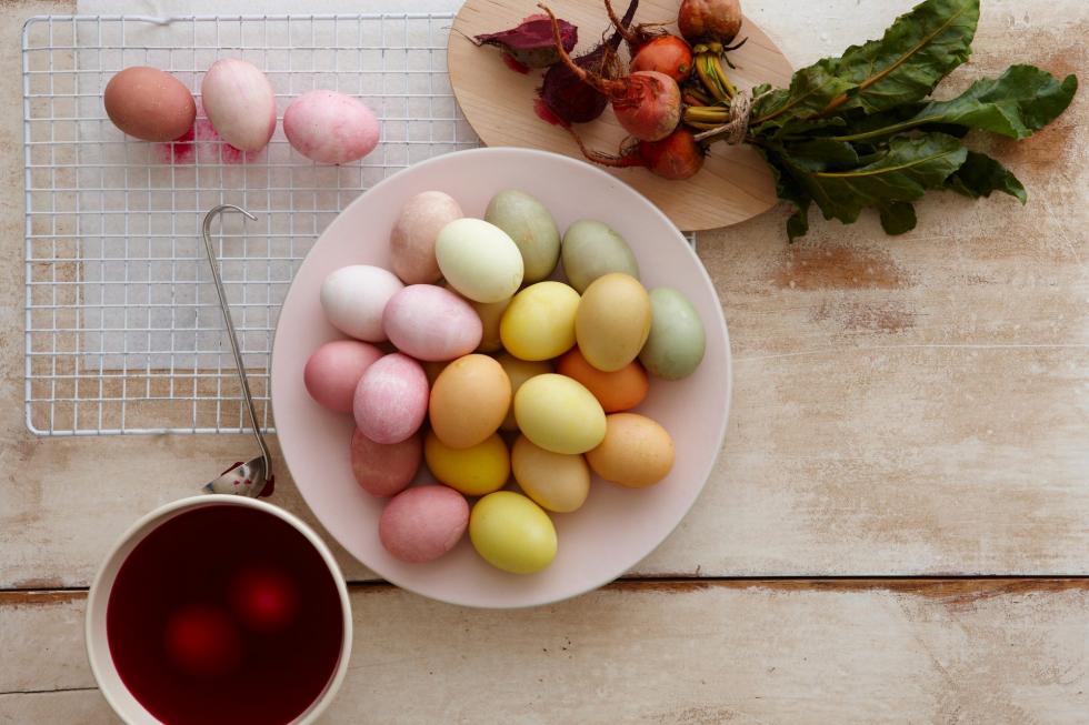 Húsvét, természetesen - 5 mesés szín, melyeket természetes alapanyagokkal varázsolhatsz a tojásokra