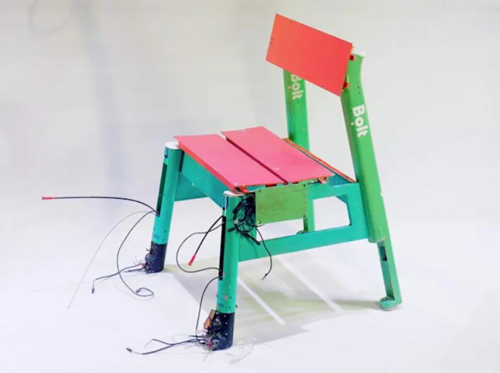 Eldobott E-rollerek új életet kapnak, mint újrahasznosított, funky bútordarabok