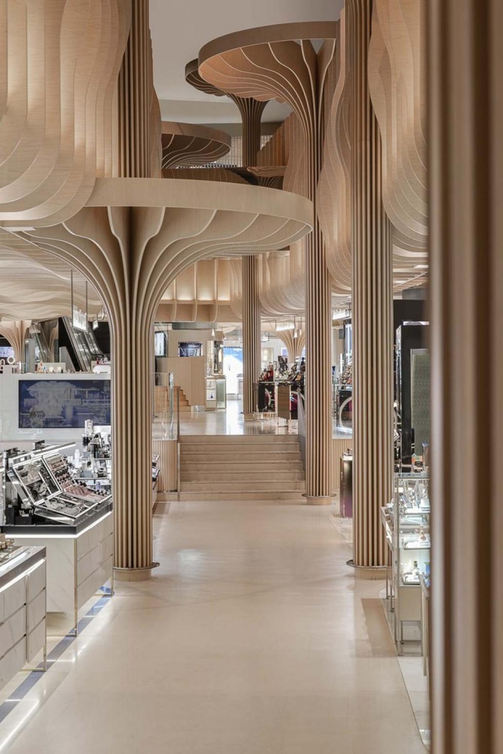 Egy organikus erdő inspirálta a 2000 négyzetméteres szépségszalon belsőépítészetét