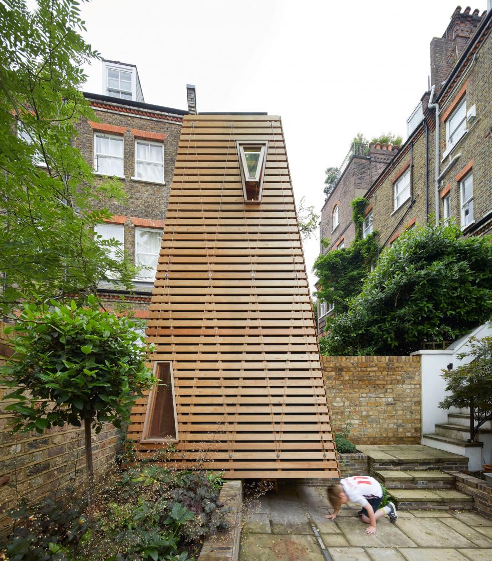 Egy többszintes fa-játszóház gazdagítja egy londoni otthon apró hátsókertjét