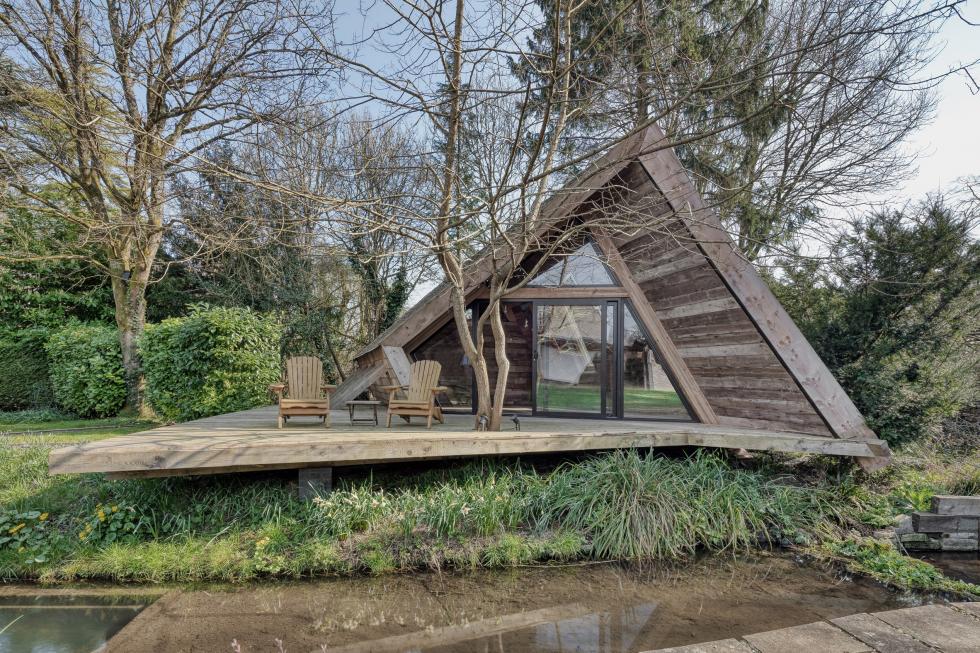 Az AR Design Studio egy geometrikus faházat hozott létre a winchesteri erdőben