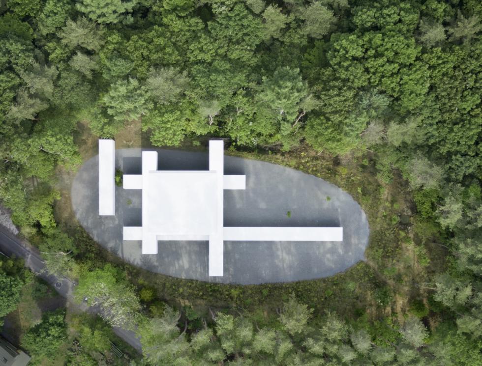 Építészeti inspiráció: minimalista ház, egymásra pakolt, előregyártott beton átereszekből