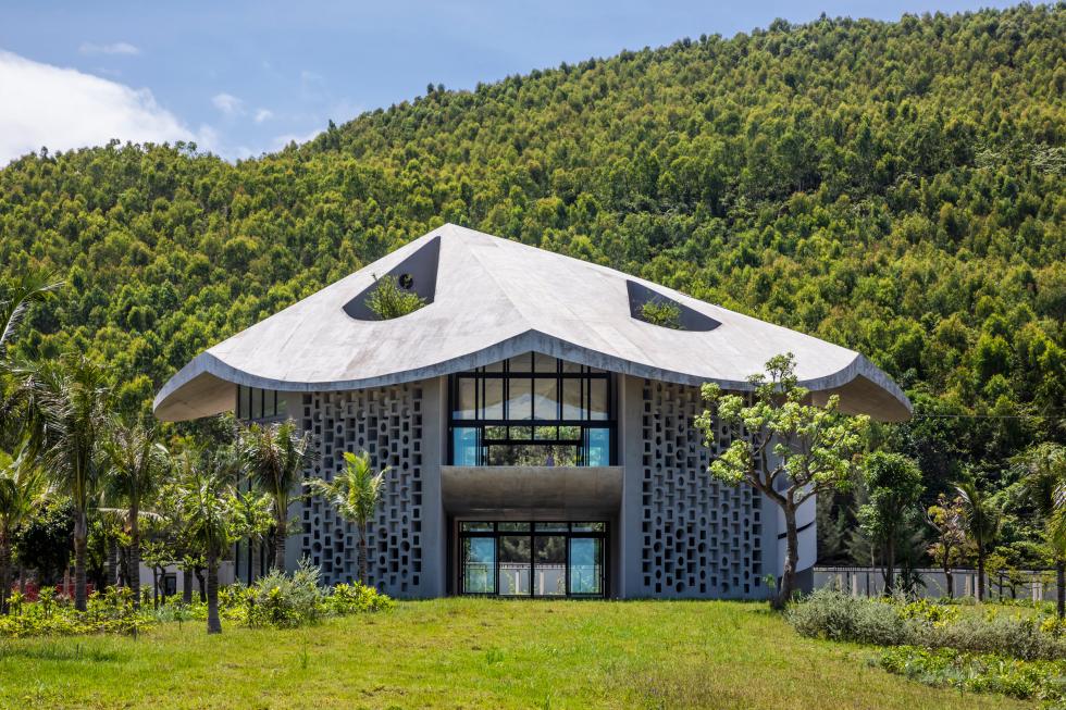 Kalapszerű tető koronázza a vietnami The Kaleidoscope iroda- és szállásépületet