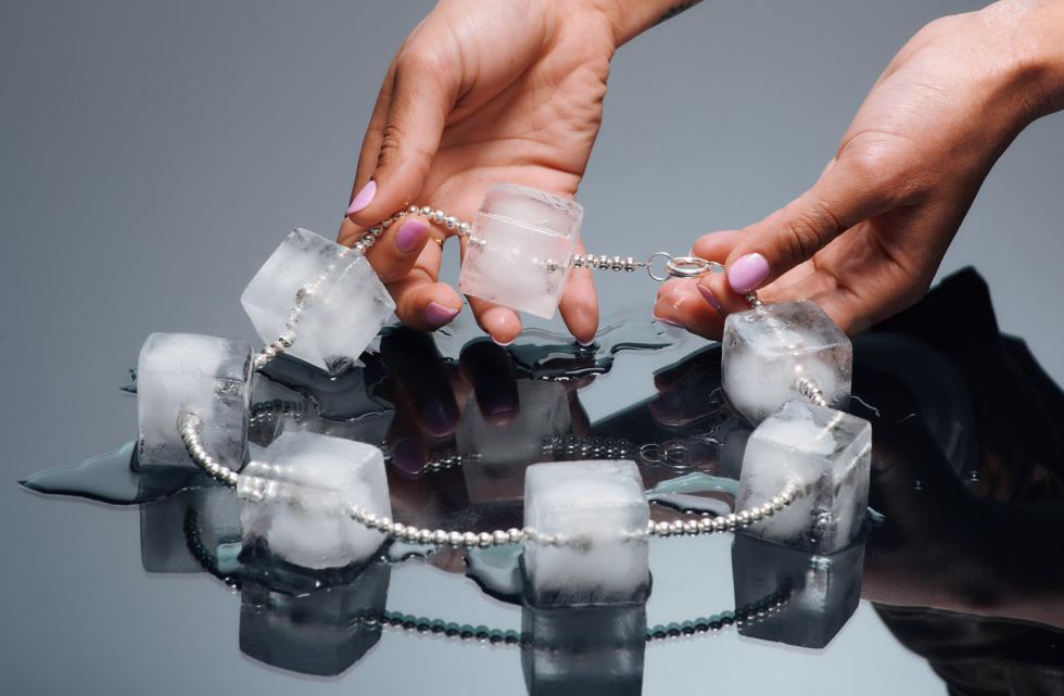 A jégkocka nyaklánc célja, hogy megmutassa, hogy a víz "az egyik legkeresettebb luxus"