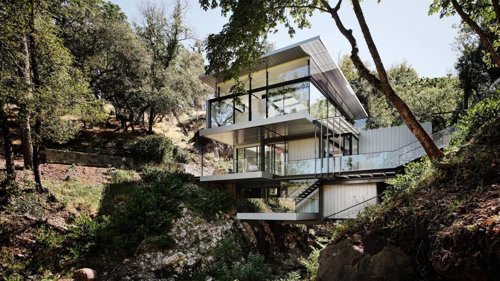A Fougeron Architecture "Hanging House" egy kaliforniai folyó fölé emelkedik