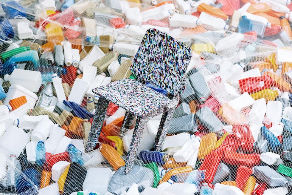 Újrahasznosított bútorok hulladékhalmok tetején, a Potato Head’s N*thing is Possible kiállításán