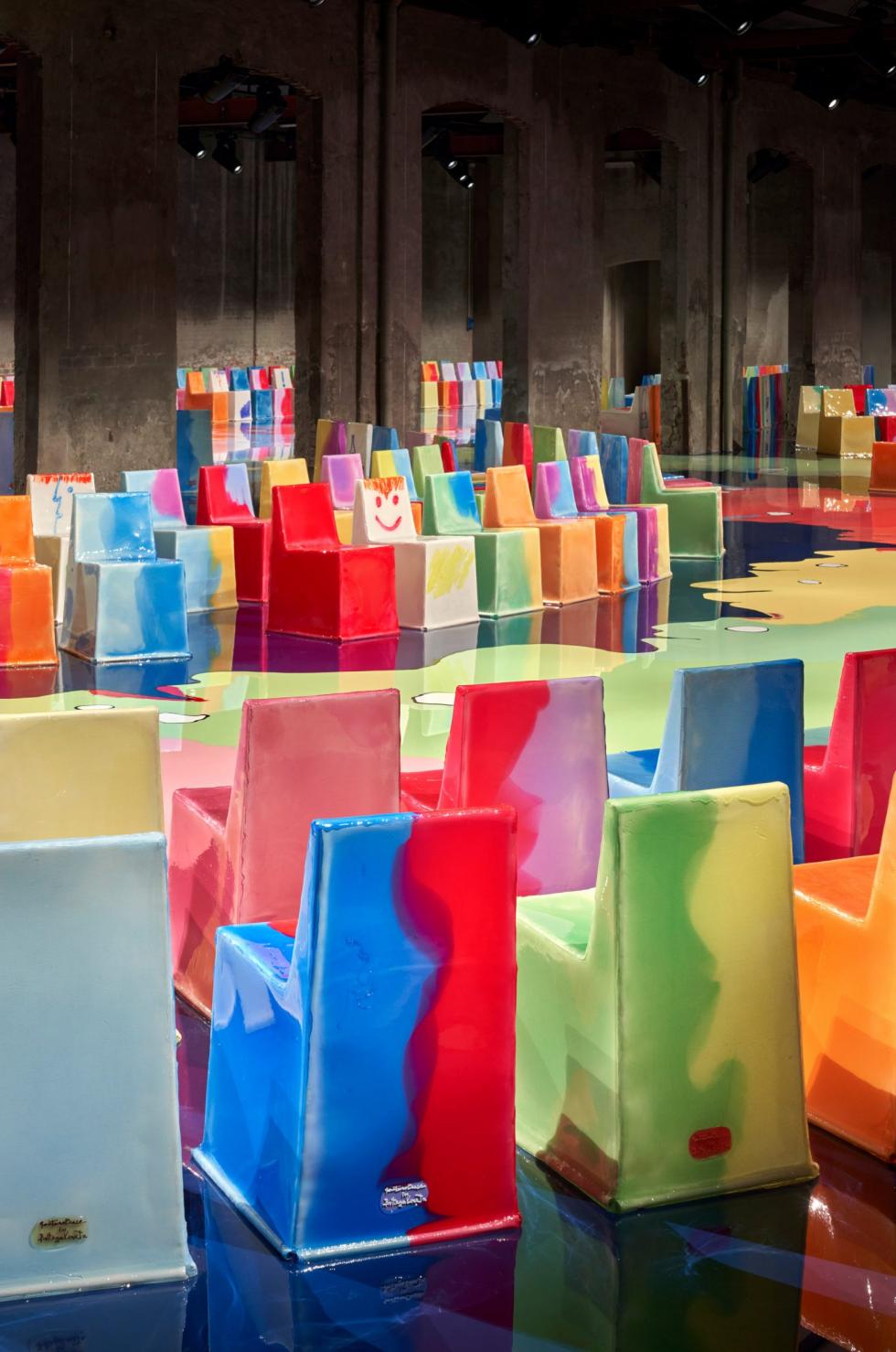 Gaetano Pesce 400 színes széket készített a milánói divathétre