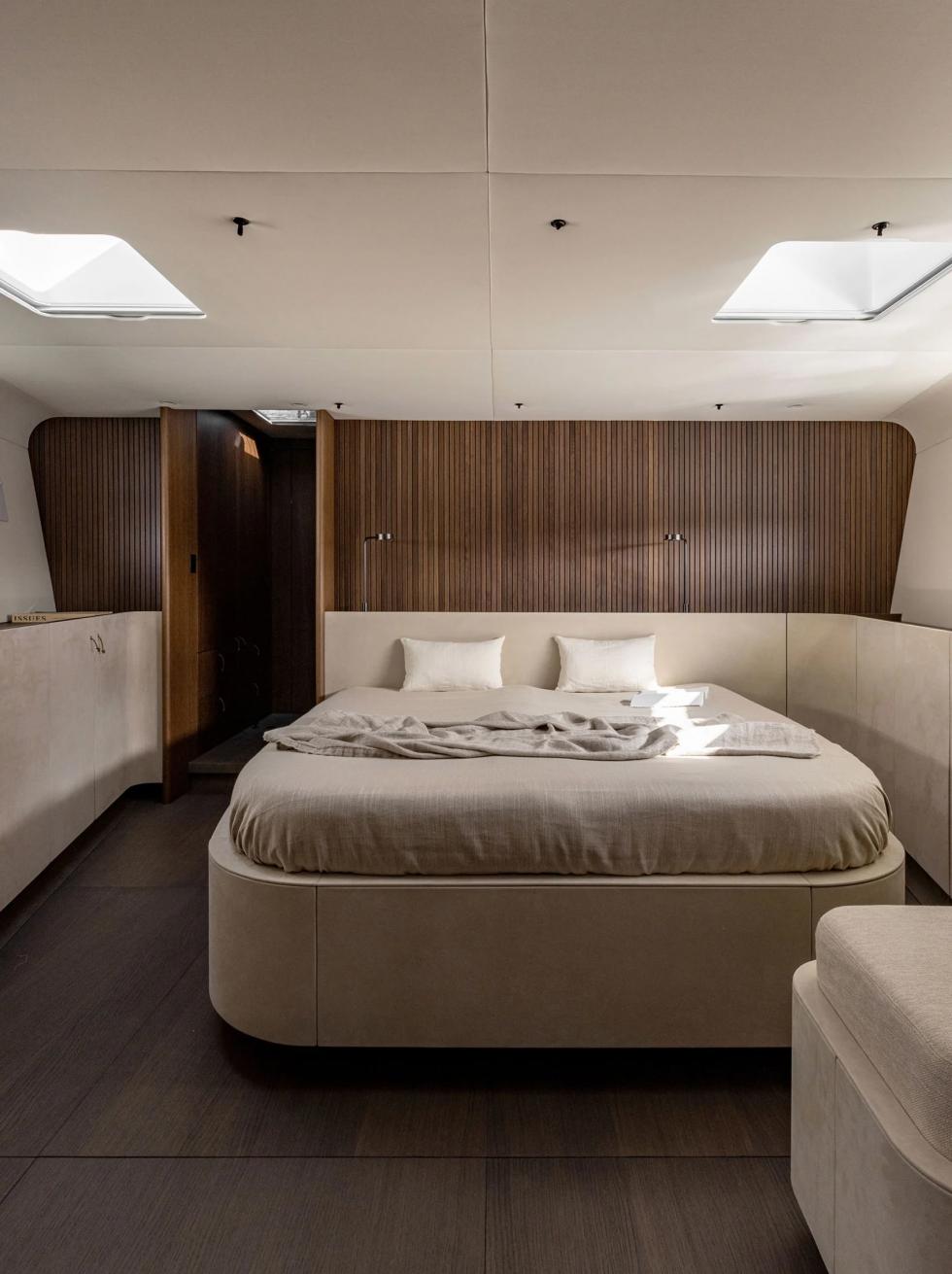 A Norm Architects meleg, mégis minimalista belső teret teremt az Y9 vitorlás jacht számára