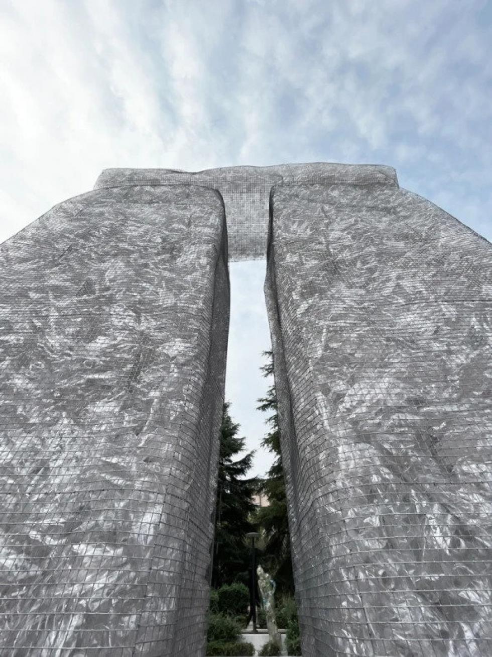 A Stonehenge újrateremtése Milánóban 16.000 eldobott palackból
