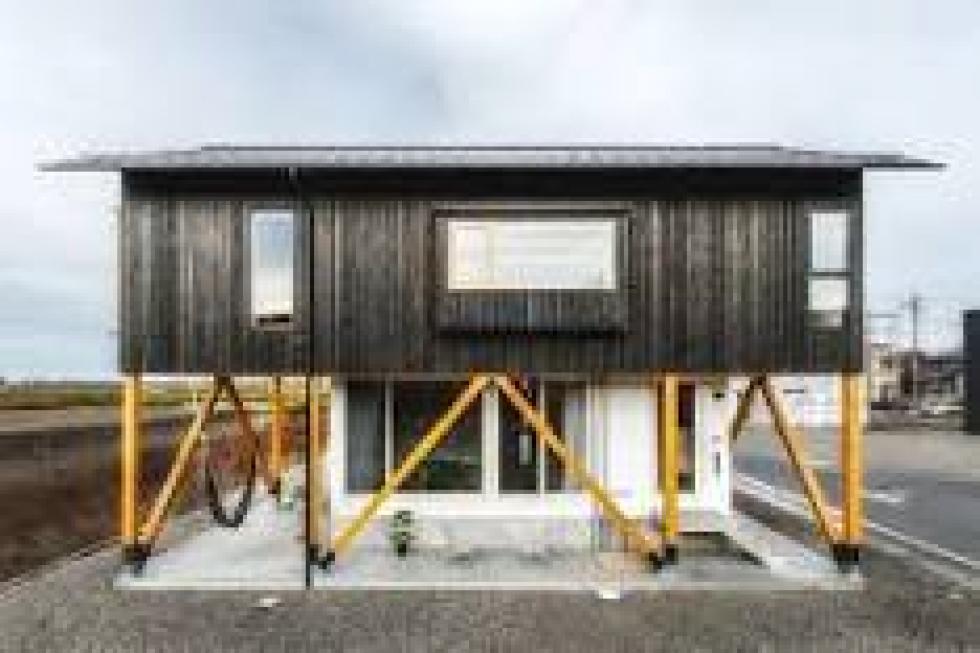 Az Ushijima Architects árvízálló házat tervezett egy japán tó közelében