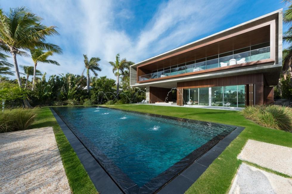 Trópusi tökéletesség: a Miami Beach-en épült villa saját úszható lagúnával rendelkezik