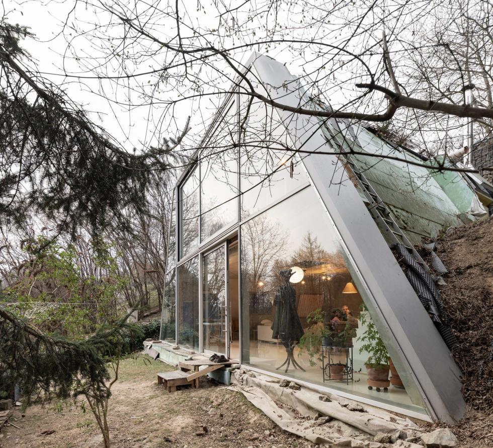 A Ksa Studený trapéz alakú betonházat épített a szlovák erdőre néző kilátással