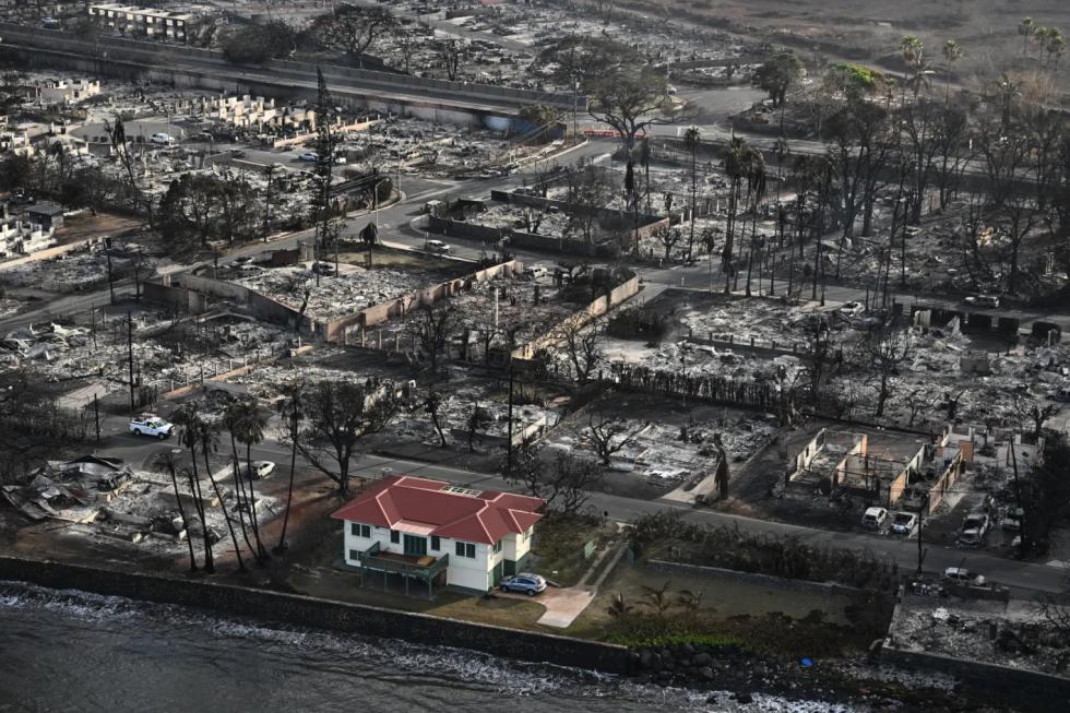 Drámai vizualizáció: egy sértetlen faház a Hawaii tűz közepette