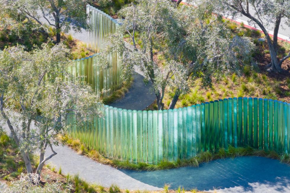 Mirage installáció: fák között kanyargó szivárványos üvegoszlopok