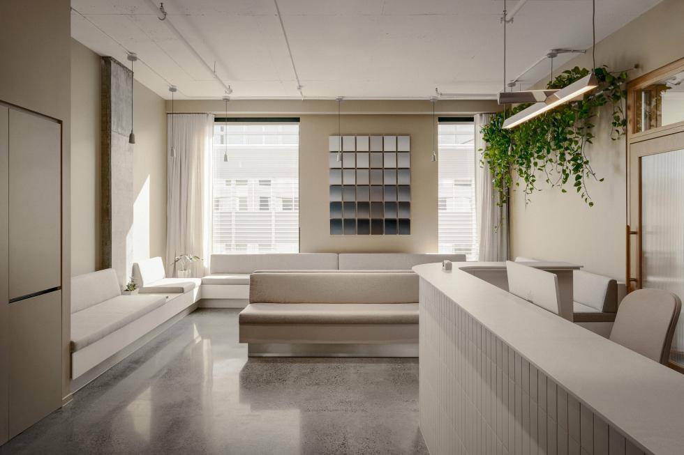 A Maxillo Tandem klinika belső terei otthonos nyugalmat árasztanak
