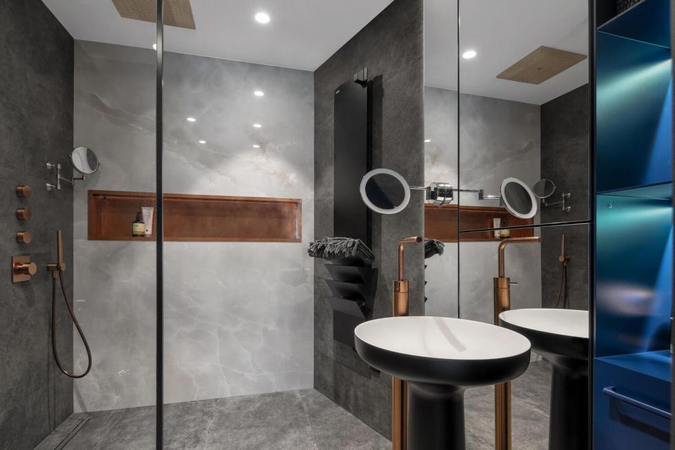 Fürdőszobák gyenge megvilágítással, amelyek meghitt sötétséggel teremtenek intim környezetet