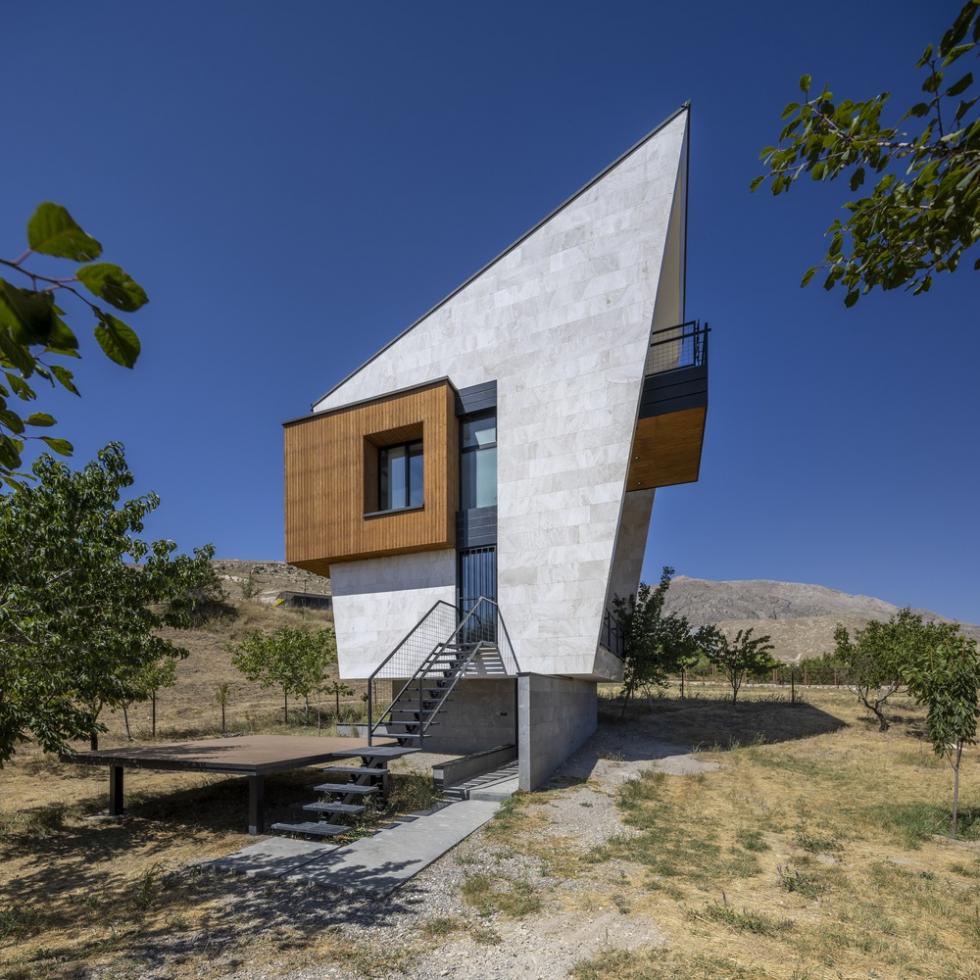 Egy különleges geometriájú ház, mely formája perspektívától függően változik