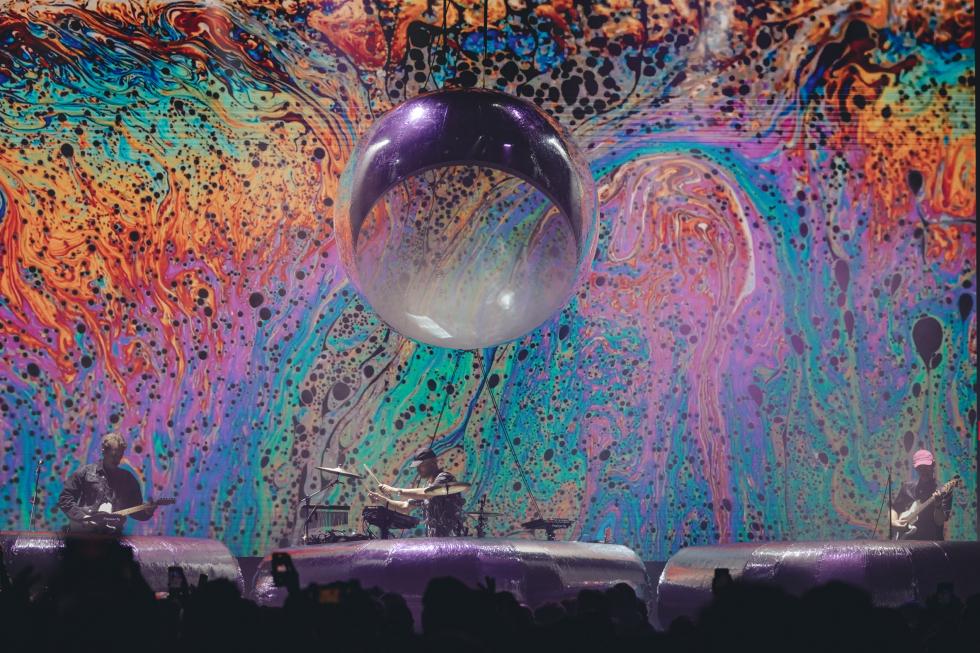 A BIG magával ragadó színpaddizájnt készített felfújható gömbbel