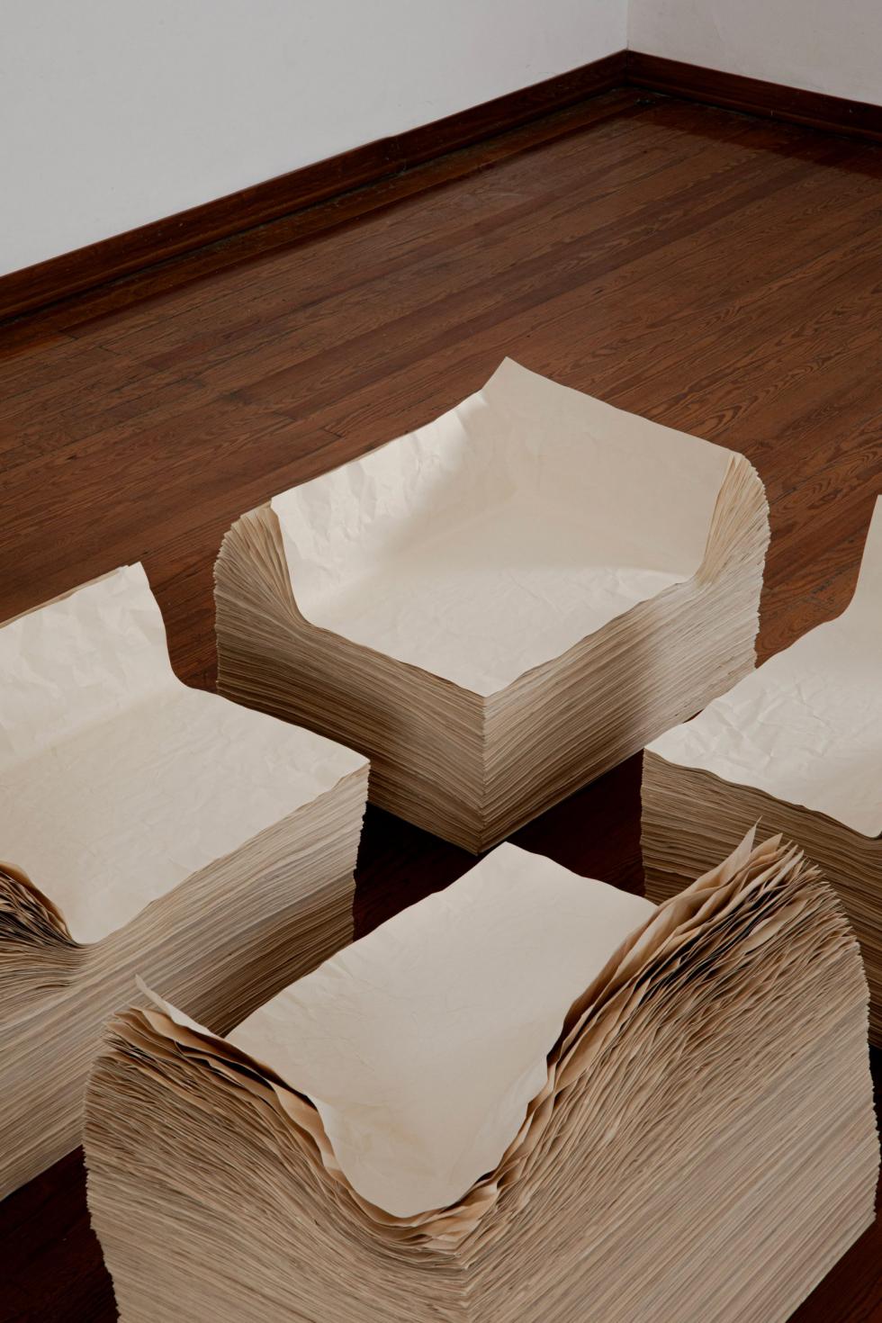 Brian Thoreen újrahasznosított papírból készített székeket