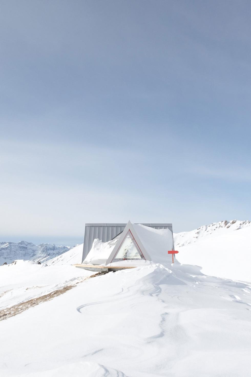 A sátorszerű menedékházból panorámás kilátás nyílik az olasz Alpokra