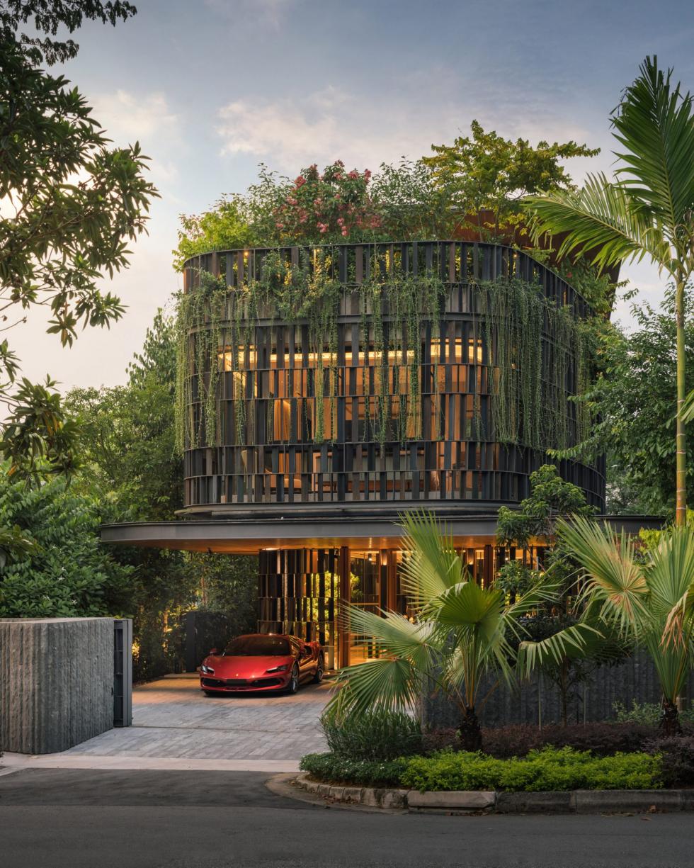 Rácsos homlokzat és trópusi növények burkolják körbe a szingapúri otthont