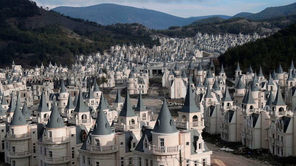 Disztópikus Disney kastélyok hatalmas elhagyatott városa Törökországban