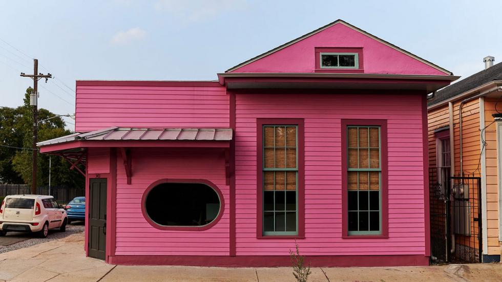Egy ház, amely magában foglalja a szivárvány minden színét