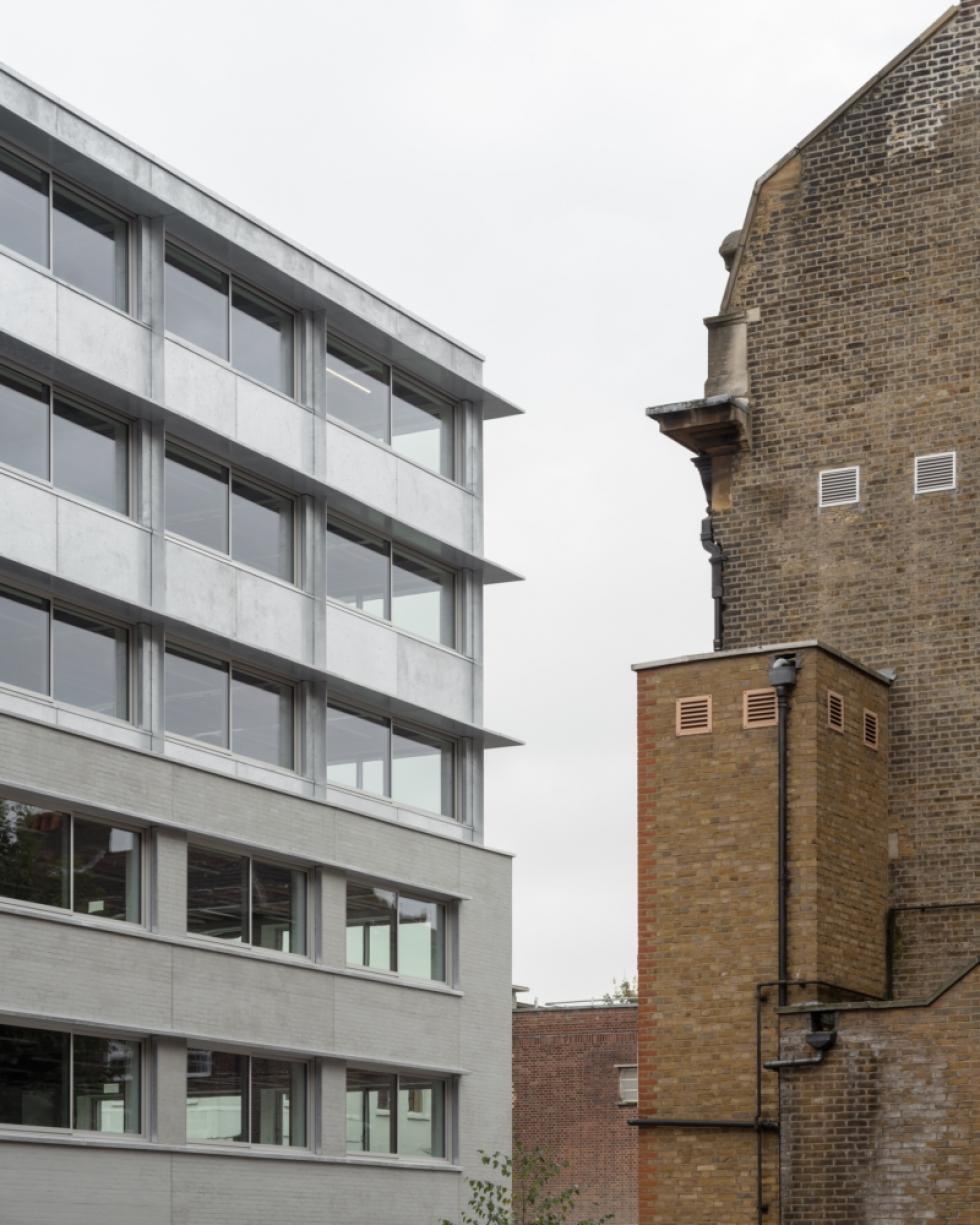 Elhagyatott textilműhelyből kortárs irodaház