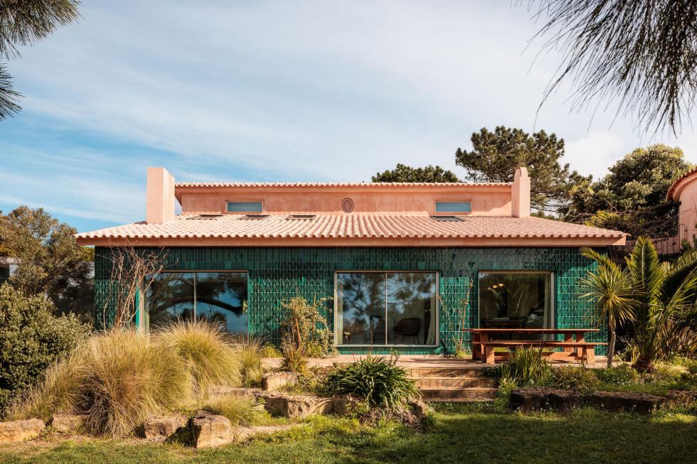 Zöld mázas csempével burkolt modern családi ház lett az egykori szélmalomból